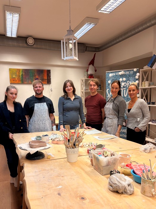 Soraineni Eesti maksutiim savi voolimise töötoas